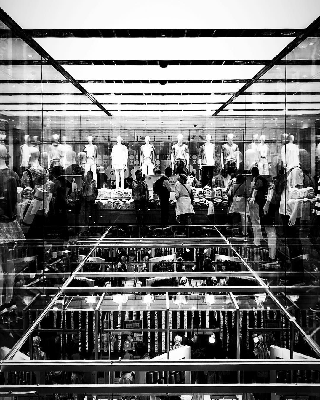 Stylish Uniqlo shop in Ginza, Tokyo...#uniqlo @uniqlo @uniqlo_ginza #tokyo #ginza #fashion #style #fashionstyle #japan #interiordesign #architecturephotography #glass #blackandwhite #mirrorglaze #travelgram #travelphotography #blackandwhitephotography #blackandwhite_art #contrast #fashiondesign #fashiondesigner